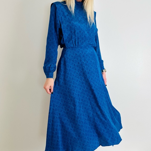Liz Claiborne Dresses & Skirts - Vintage Liz Claiborne blue print long sleeve 100% silk midi dress